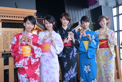 タワー大神宮にて記念撮影をするbump.y。