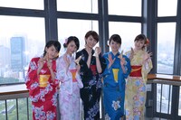 絵馬を手に記念撮影をするbump.y。