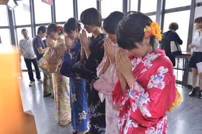 タワー大神宮を参拝するbump.y。