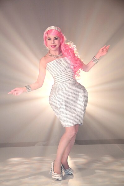 PV撮影現場でポーズを取るデヴィ夫人。