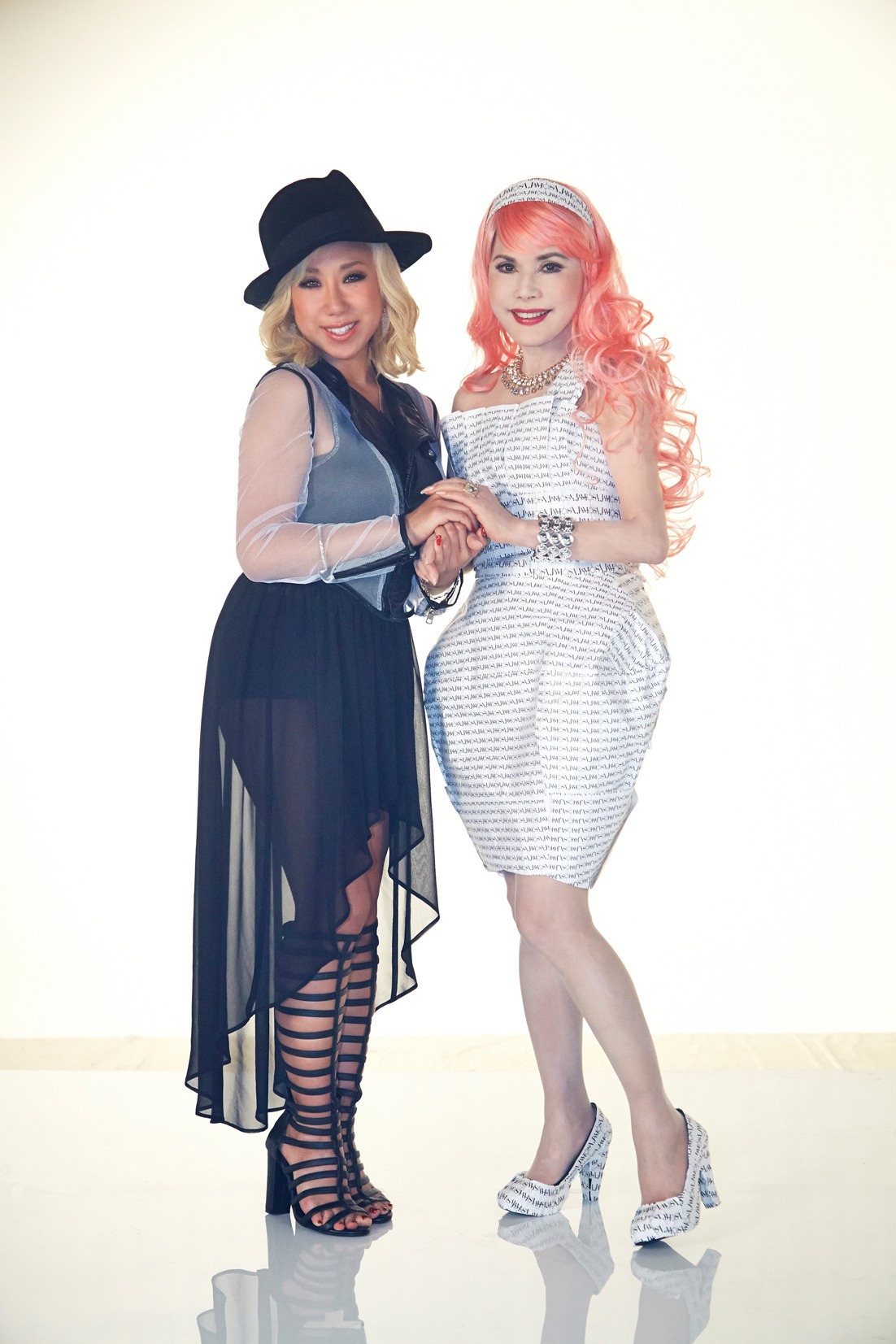 JAMOSA（写真左）とデヴィ夫人（右）。
