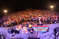 the telephones「野音 DE DISCO!!!」終演後の記念撮影。（撮影：古溪一道）