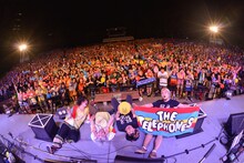 the telephones「野音 DE DISCO!!!」終演後の記念撮影。（撮影：古溪一道）