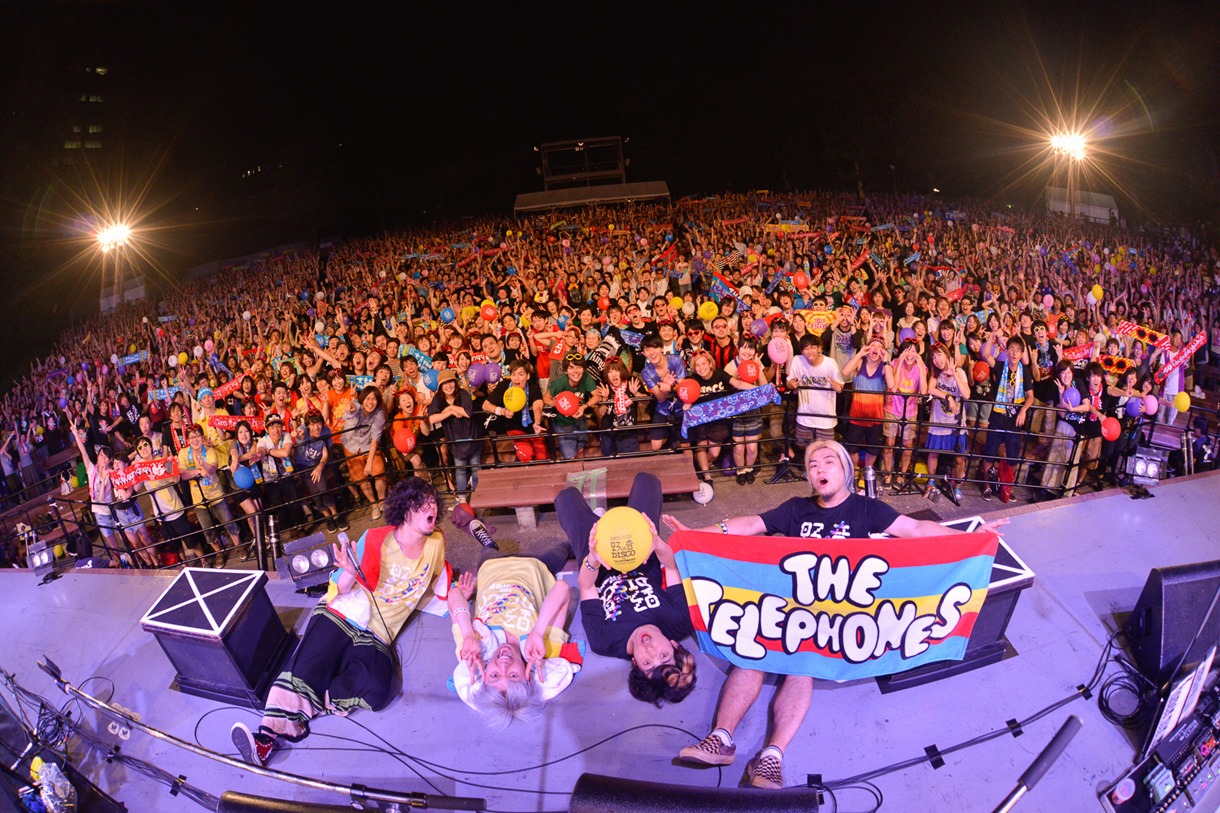 the telephones「野音 DE DISCO!!!」終演後の記念撮影。（撮影：古溪一道）