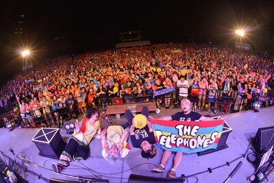 the telephones「野音 DE DISCO!!!」終演後の記念撮影。（撮影：古溪一道）