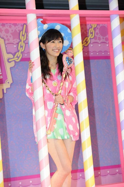 牢獄に捕えられても笑顔を絶やさぬ渡辺麻友。