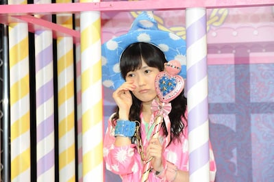 牢獄に捕えられてしまった渡辺麻友。