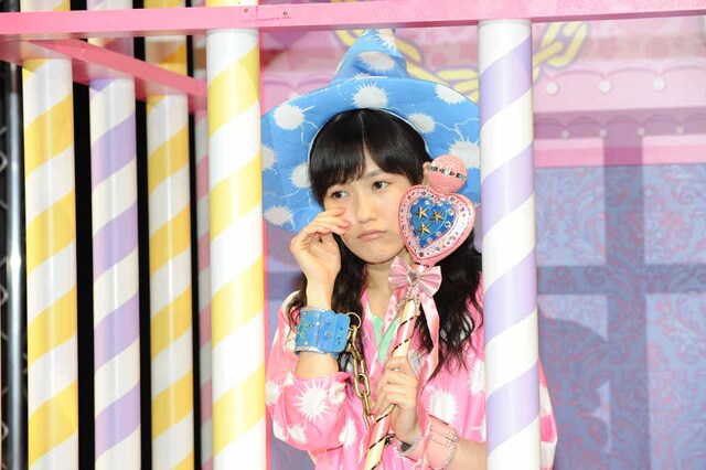 牢獄に捕えられてしまった渡辺麻友。