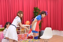 Meguのお尻を触る松村沙友理。