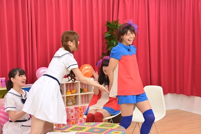 Meguのお尻を触る松村沙友理。