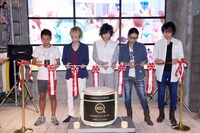 テープカットをするシド。