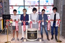 テープカットをするシド。