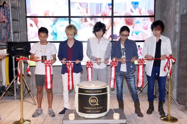 テープカットをするシド。