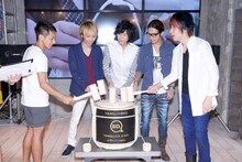 鏡割りをするシド。