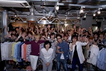 店舗に足を運んだファンと記念撮影をするシド。