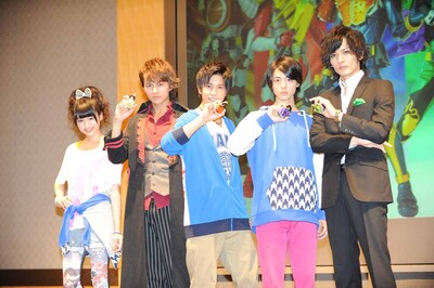 「仮面ライダー鎧武」出演者たち。左から志田友美、小林豊、佐野岳、高杉真宙、久保田悠来。 (c)2013 石森プロ・テレビ朝日・ADK・東映