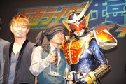 仮面ライダー鎧武と記念撮影をするHAN-KUN。 (c)2013 石森プロ・テレビ朝日・ADK・東映