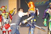 仮面ライダー鎧武に立ち向かう若旦那。 (c)2013 石森プロ・テレビ朝日・ADK・東映