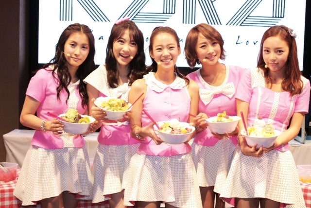 各自トッピンクしたオリジナルパッピンスを持つKARA。