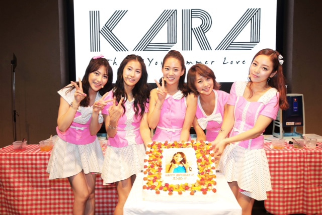 当日誕生日を迎えたスンヨン（写真中央）を囲むKARAのメンバーたち。