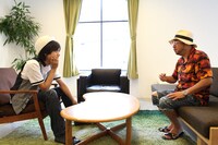 中塚武（写真左）と須永辰緒（右）。