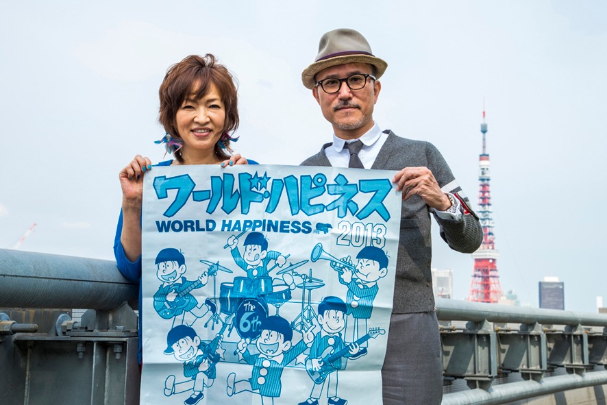 「WORLD HAPPINESS 2013」会場で配布されるレジャーシートを手にする清水ミチコ（写真左）と高橋幸宏（右）。