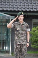 敬礼するユナク。