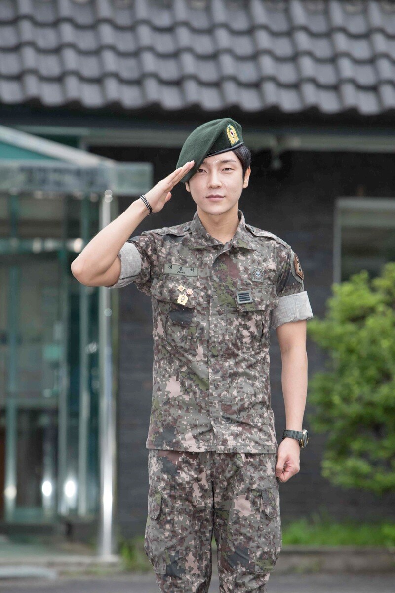 敬礼するユナク。