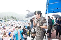 ファンや報道陣の前で挨拶するユナク。