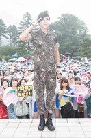 敬礼するユナク。