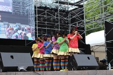 新曲「尾張の華」を披露するチームしゃちほこ。