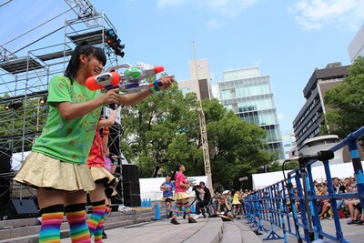 1曲目「恋人はスナイパー」ではメンバー全員が水鉄砲を持ち、会場に水しぶきを撒いた。