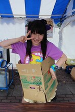 段ボールにすっぽり収まる大黒柚姫16歳。