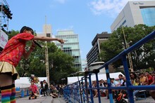 観客を指差す秋本帆華。