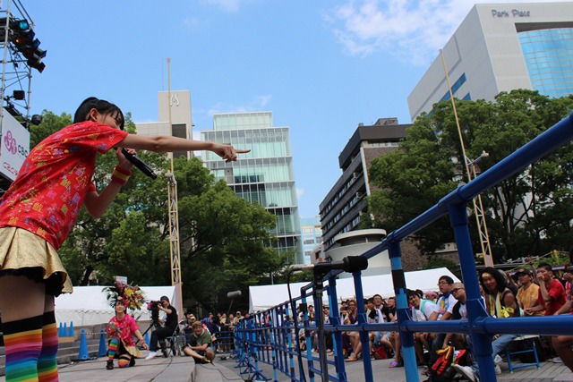 観客を指差す秋本帆華。