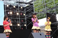 地元ファンとCBCアナウンサー永岡歩に誕生日をお祝いされた大黒柚姫（写真中央）。