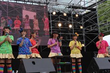 うれし涙を流す大黒柚姫（写真右から3番目）。