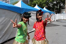 坂本遥奈（写真左）と秋本帆華（右）。