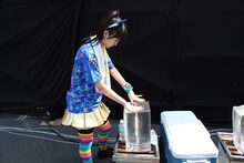 巨大な氷に興味津々な咲良菜緒。