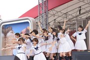 「ガールズルール」を披露する乃木坂46。