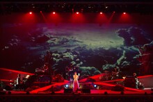 「柴田淳 CONCERT TOUR 2013 月夜PARTY vol.4」東京・Bunkamuraオーチャードホール公演の様子。