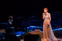 「柴田淳 CONCERT TOUR 2013 月夜PARTY vol.4」東京・Bunkamuraオーチャードホール公演の様子。