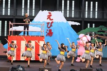 富士河口湖町町長とふじぴょんを交えての「ご存知！エビ中音頭」。