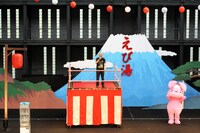 富士河口湖町町長とふじぴょん。