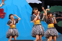 左から真山りか、鈴木裕乃、瑞季。