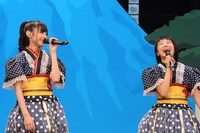 鈴木裕乃（写真左）は自己紹介MCで「今日はひなたにたくさんかわいいと言いたいと思います」とコメント。