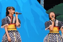 鈴木裕乃（写真左）は自己紹介MCで「今日はひなたにたくさんかわいいと言いたいと思います」とコメント。