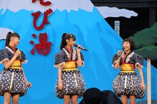 左から星名美怜、鈴木裕乃、柏木ひなた。