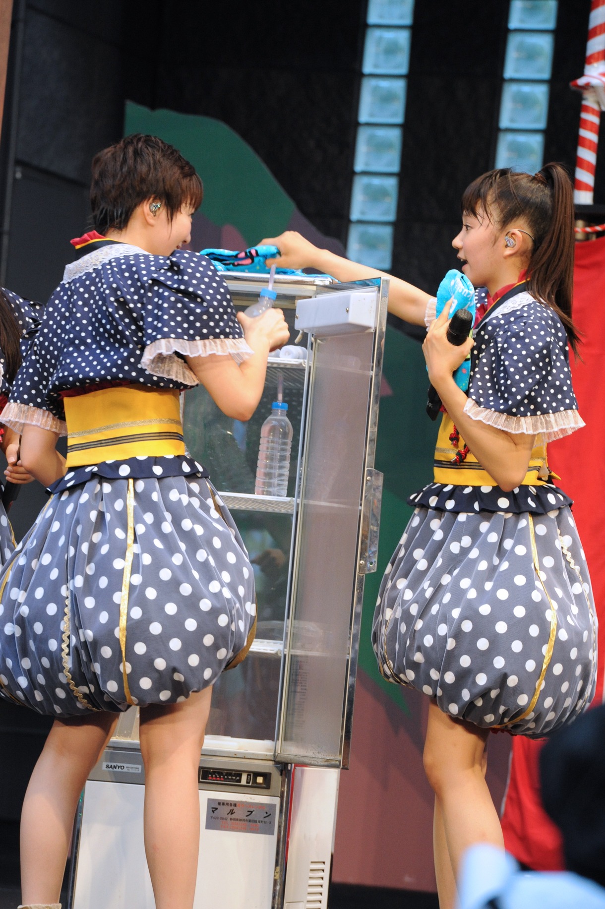 業務用冷蔵庫からステージドリンクを取り出す安本彩花＆星名美怜。
