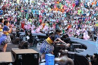 巨大な蛇口をひねる瑞季。